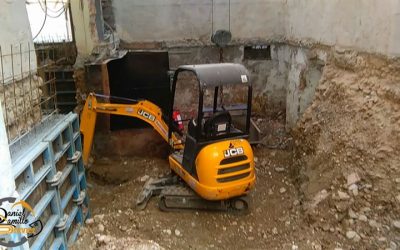 TAGLIANDO MINIESCAVATORE IN CANTIERE