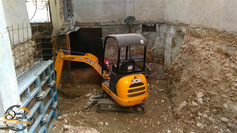 TAGLIANDO MINIESCAVATORE  IN CANTIERE