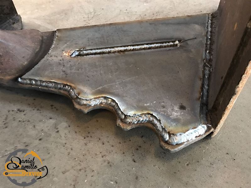 RINFORZO MORDENTE BENNA DI UNA TERNA JCB 3CX