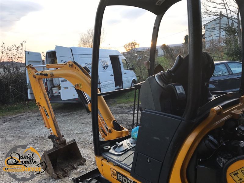 TAGLIANDO MINIESCAVATORE JCB SULLE COLLINE DI FARRA DI SOLIGO