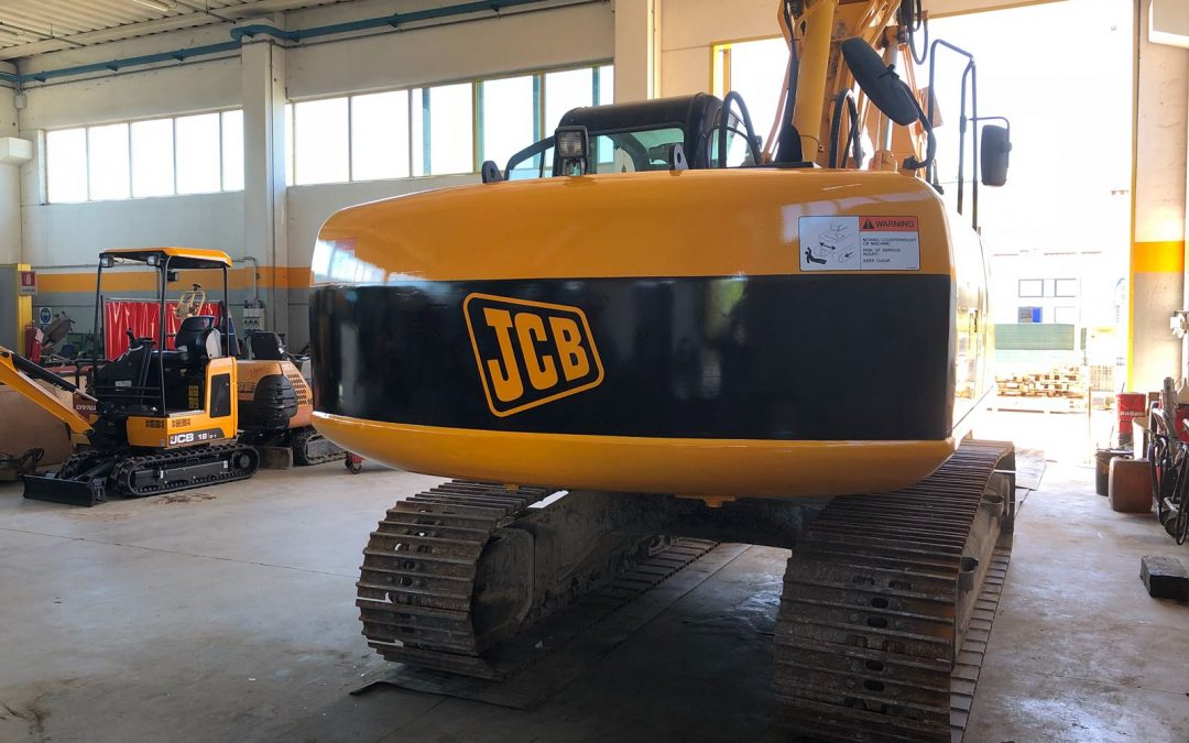 SISTEMAZIONE E VERNICIATURA JCB JS220