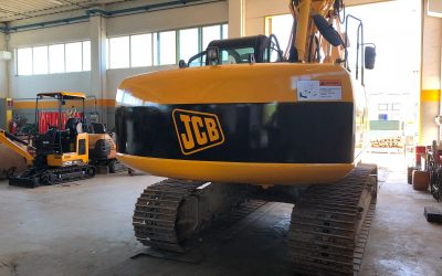 SISTEMAZIONE E VERNICIATURA JCB JS220