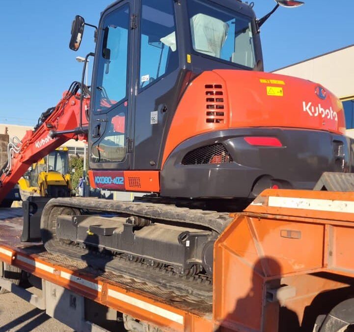 Consegna kubota kx80 triplice nuovo alla ditta Deliberali srl